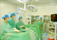 我院外科黄耀联副主任（左3）率医疗团队为患者进行胸腔镜肺肿瘤探查切除术