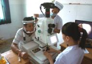 眼科韦茹倩主任正在为患者进行眼底血管造影检查